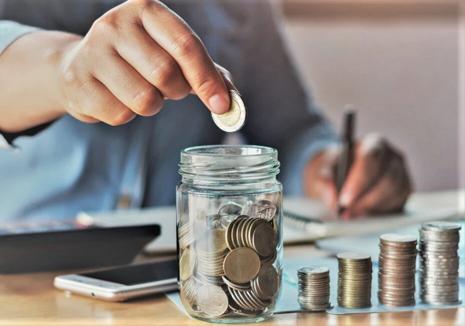 في عالمنا المتسارع أصبح ادخار المال جانبًا أساسيًا من التخطيط المالي ومع ذلك، لا يزال الكثيرون يقللون من أهمية الادخار وفوائده العديدة في هذه المقالة، سنستكشف أهمية الادخار وفوائده وكيف يمكن أن يؤثر إيجابًا على رفاهيتك المالية.