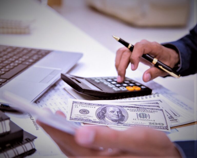 في عالم المال يُعد فهم مفهوم العائد التراكمي أمرًا بالغ الأهمية للمستثمرين الذين يتطلعون إلى تقييم أداء استثماراتهم على مدى فترة زمنية ستتناول هذه المقالة تعريف العائد التراكمي وكيفية حسابه، مما يوفر للقراء فهمًا شاملًا لهذا المقياس الحيوي.