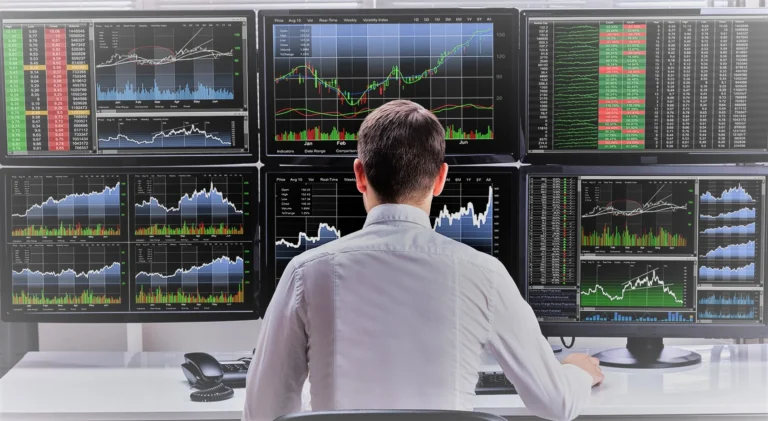 يلعب دور الأسواق المالية في الاقتصاد الحديث دورًا محوريًا حيث تُشكل حلقة وصل حيوية بين المدخرين والمستثمرين فهي تُسهّل تدفق رأس المال وتُمكّن من تحديد الأسعار وتوفر السيولة للمستثمرين يُعدّ فهم أهمية الأسواق المالية وأنواعها المختلفة وبعض الأمثلة الواقعية أمرًا بالغ الأهمية لفهم أهميتها في دفع عجلة النمو الاقتصادي.