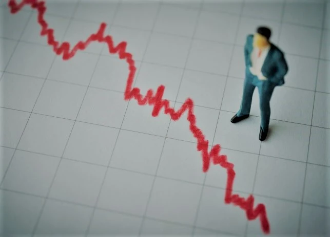 في عالم المال والاستثمار يُعدّ فهم الاستثمار المفرط بالغ الأهمية ينبغي على جميع المستثمرين فهمه يحدث الاستثمار المفرط عندما يستثمر فرد أو كيان مبالغ طائلة من المال أو الموارد في استثمار معين