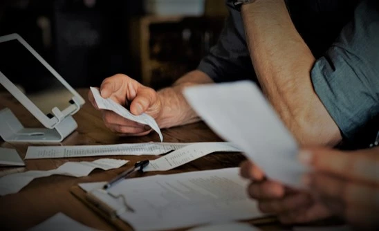 في عالم الأعمال يُعدّ فهم الفرق بين الإيرادات والارباح أمرًا بالغ الأهمية لنجاح أي شركة ورغم استخدام هذين المصطلحين غالبًا بالتبادل إلا أنهما في الواقع يُمثلان جوانب مختلفة من الوضع المالي للشركة. في هذه المقالة، سنتعمق في الفروق الدقيقة بين الإيرادات والارباح، ونستكشف كيفية تأثيرهما على صافي أرباح الشركة.