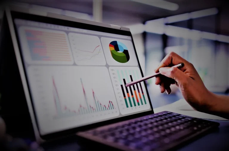 يُعد فهم تحليل الاستثمار عمليةً أساسيةً تُساعد الأفراد والمؤسسات على اتخاذ قراراتٍ مدروسةٍ بشأن تخصيص مواردهم ومن خلال تقييم عوامل ومقاييس مُختلفة يُمكن للمستثمرين تقييم المخاطر والمكافآت المُحتملة لفرص الاستثمار المُختلفة سنتناول في هذه المقالة أنواع تحليل الاستثمار المُختلفة ونستكشف أهميته في عالم المال.