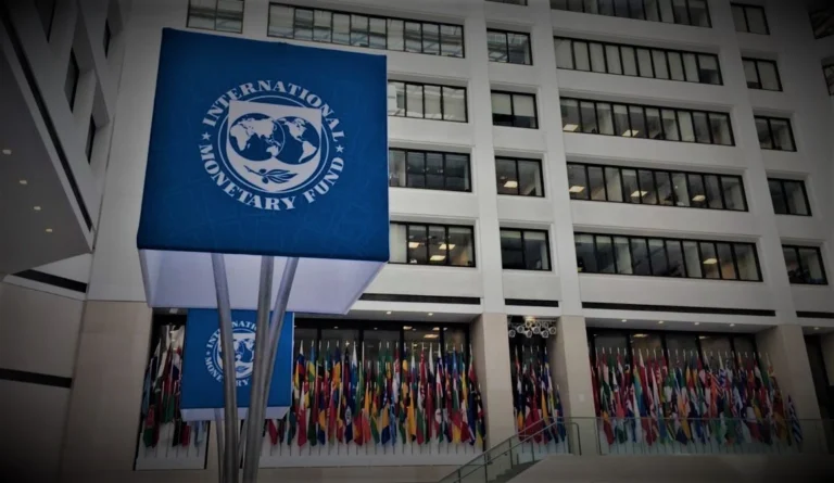 ما هو صندوق النقد الدولي صندوق النقد الدولي منظمة دولية تهدف إلى تعزيز التعاون النقدي العالمي وضمان الاستقرار المالي وتيسير التجارة الدولية وتعزيز فرص العمل المرتفعة والنمو الاقتصادي المستدام والحد من الفقر في جميع أنحاء العالم تأسس الصندوق عام ١٩٤٤ في مؤتمر بريتون وودز، ويلعب دورًا محوريًا في إدارة النظام المالي العالمي.