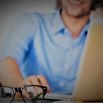 في عالمنا المتغير بسرعة أصبح مفهوم العمل عن بُعد أكثر انتشارًا من أي وقت مضى ومع التطورات التكنولوجية التي تُمكّن الأفراد من العمل من أي مكان في العالم فقد غيّرت هذه التطورات طريقة عمل الشركات وعمل الموظفين في هذه المقالة سنستكشف مستقبل العمل عن بُعد وتأثيره الواسع على المجتمع.