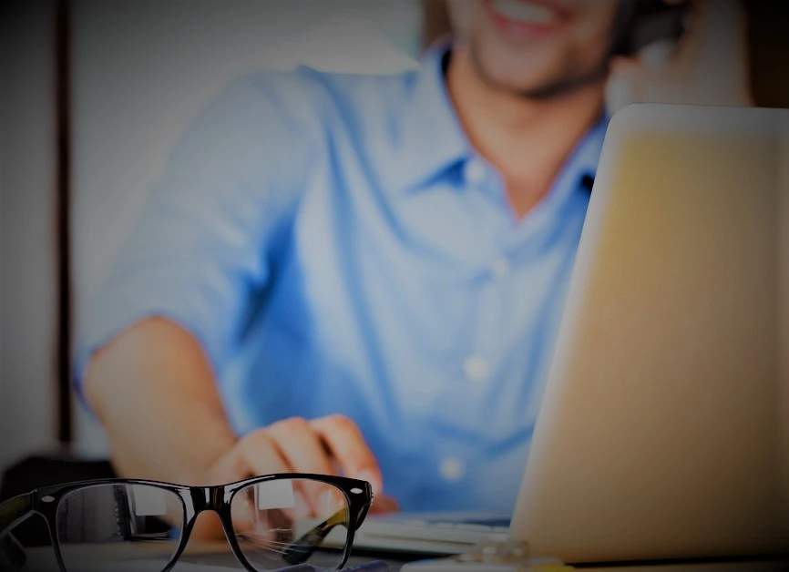 في عالمنا المتغير بسرعة أصبح مفهوم العمل عن بُعد أكثر انتشارًا من أي وقت مضى ومع التطورات التكنولوجية التي تُمكّن الأفراد من العمل من أي مكان في العالم فقد غيّرت هذه التطورات طريقة عمل الشركات وعمل الموظفين في هذه المقالة سنستكشف مستقبل العمل عن بُعد وتأثيره الواسع على المجتمع.