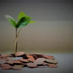 الحرية المالية هدف يسعى إليه الكثيرون وهي تتضمن الحصول على دخل كافٍ لتغطية جميع نفقاتك مع بقاء بعض المال للادخار والاستثمار للمستقبل قد يبدو تحقيق الحرية المالية أمرًا شاقًا ولكنه ممكن بالتأكيد مع اتباع العادات والعقلية الصحيحة إليك ١٠ عادات تساعدك على تحقيق الحرية المالية