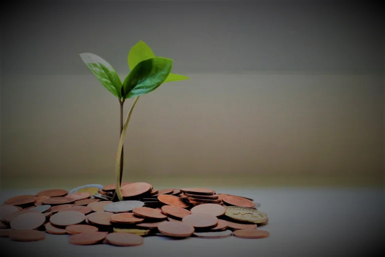 الحرية المالية هدف يسعى إليه الكثيرون وهي تتضمن الحصول على دخل كافٍ لتغطية جميع نفقاتك مع بقاء بعض المال للادخار والاستثمار للمستقبل قد يبدو تحقيق الحرية المالية أمرًا شاقًا ولكنه ممكن بالتأكيد مع اتباع العادات والعقلية الصحيحة إليك ١٠ عادات تساعدك على تحقيق الحرية المالية