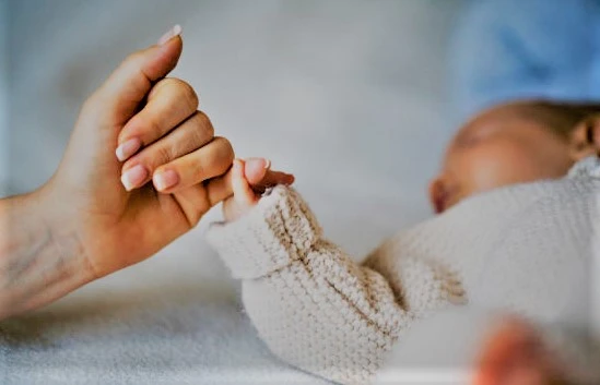 يُعدّ التخطيط المالي للمولود الجديد جانبًا أساسيًا من جوانب الأبوة والأمومة ويتطلب دراسة متأنية وقرارات استراتيجية بدءًا من وضع ميزانية لمستلزمات الطفل والحليب الصناعي وصولًا إلى الادخار لرسوم الجامعة هناك العديد من العوامل المالية التي يجب مراعاتها عند إضافة فرد جديد إلى العائلة في هذه المقالة، سنتعمق في تفاصيل التخطيط المالي للمولود الجديد لعام 2026 ونقدم رؤى أكثر تفصيلًا لضمان استعدادكم التام لهذه المرحلة الجديدة من حياتكم.