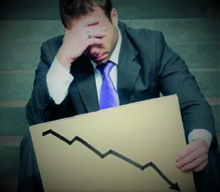 تُعدّ تكلفة البطالة على الاقتصاد مشكلةً بالغة الأهمية ولها تداعيات خطيرة على الأفراد والأسر والاقتصاد ككل فعندما يعجز الأفراد عن إيجاد عمل لا يقتصر الأمر على تعرضهم لخطر عدم الاستقرار المالي بل يواجهون أيضًا تحديات تتعلق بالصحة النفسية والرفاه الاجتماعي وجودة الحياة بشكل عام ومع ذلك، فإن تأثير البطالة يتجاوز المستوى الفردي وقد تكون له عواقب وخيمة على الاقتصاد.