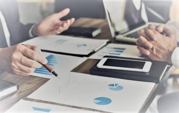 يُعدّ التخطيط المالي جانبًا أساسيًا من جوانب التمويل الشخصي والتجاري ويتضمن وضع خطة استراتيجية لتحقيق الأهداف المالية يشمل ذلك تحليل الوضع المالي الحالي وتحديد أهداف واقعية ووضع استراتيجيات لتحقيق تلك الأهداف تُقدّم الخطة المالية دليلًا يُساعد الأفراد والمؤسسات على اتخاذ قرارات مدروسة بشأن إدارة أموالهم.