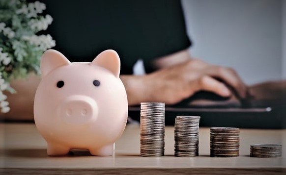 في عالمنا سريع الخطى أصبح توفير المال أكثر أهمية من أي وقت مضى مع ارتفاع تكاليف المعيشة وعدم استقرار الوضع الاقتصادي من الضروري وضع استراتيجيات ذكية تساعدك على الادخار للمستقبل إليك ١٠ طرق ذكية لتوفير المال